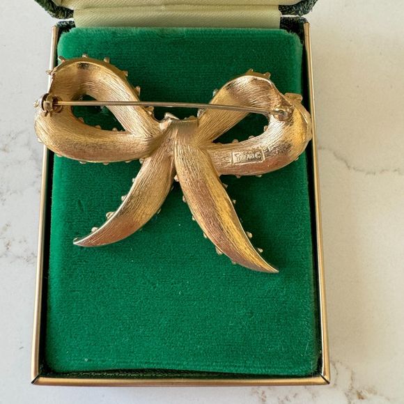 Vintage 1960s Crown Trifari Textured Gold Bow Brooch With Stitch Detail - Picture 9 of 9